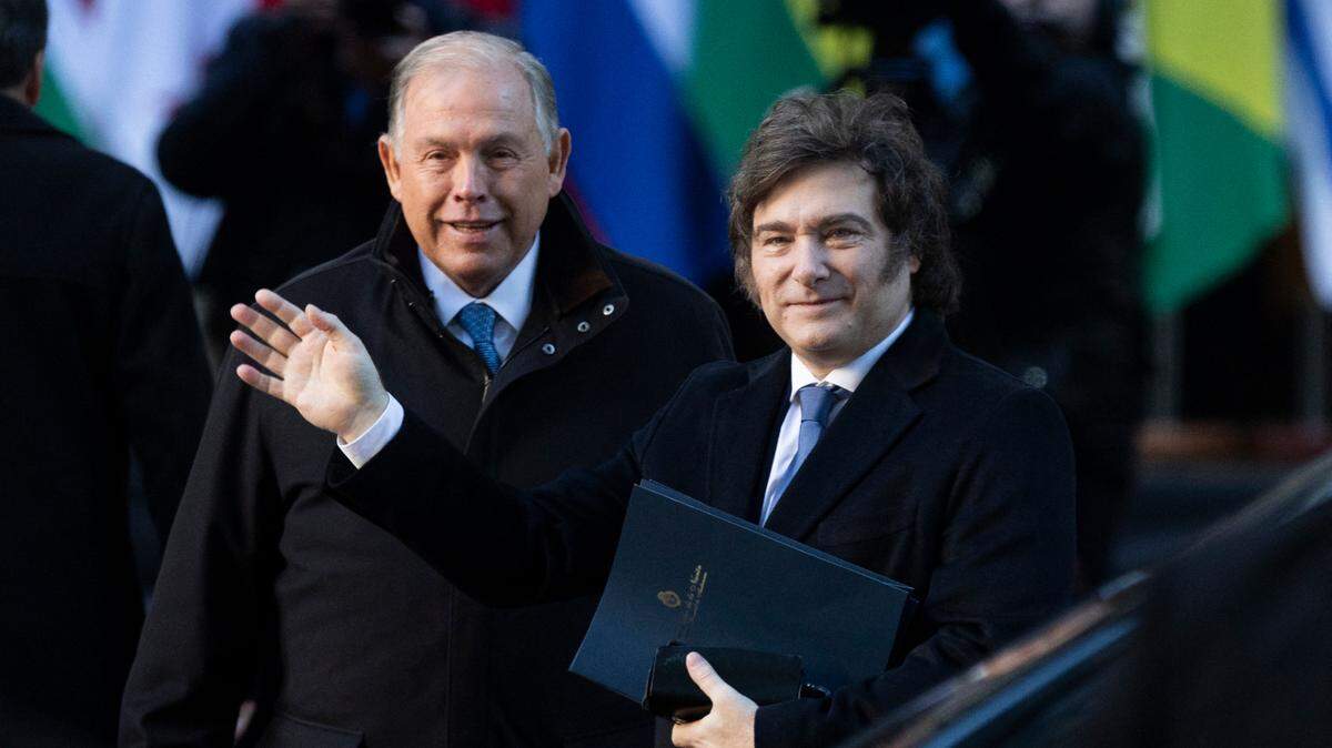 El presidente de Argentina, Javier Milei (der.) y su ministro de relaciones exteriores, Gerardo Werthein, participan en la Cumbre de Presidentes de Mercosur en Buenos Aires, el 3 de julio de 2025.
