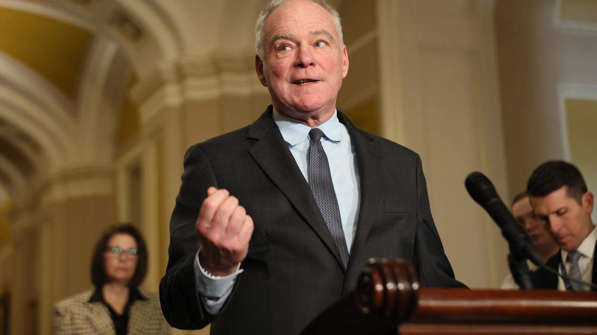 El senador estadounidense Tim Kaine (D-VA) habla durante una conferencia de prensa el 10 de febrero de 2026 en Washington, DC.