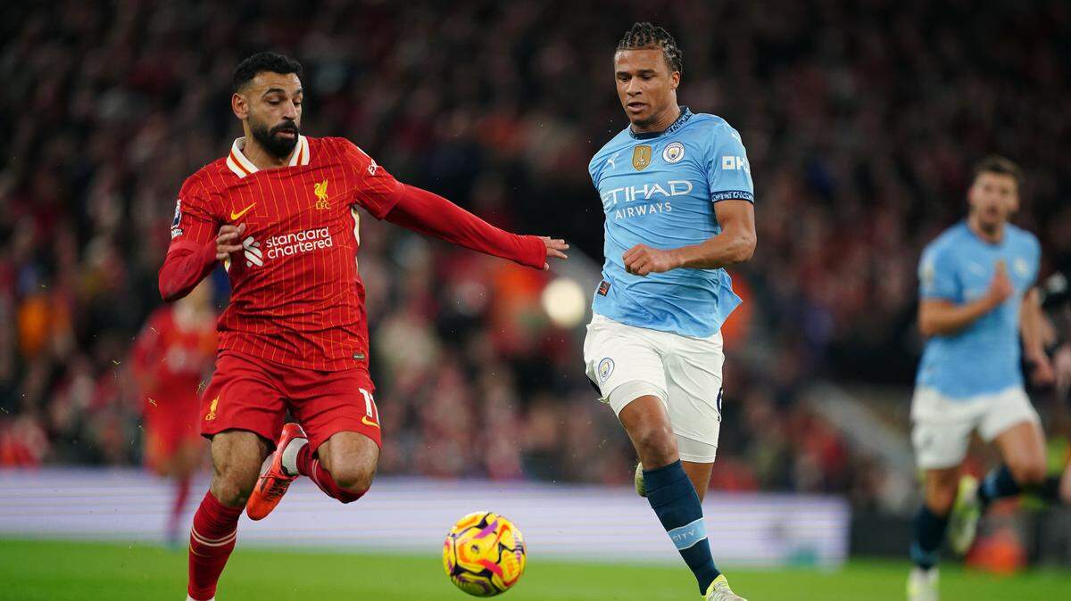 El delantero del Liverpool Mohamed Salah (izq.) anotó un gol en el triunfo de su equipo 2-0 ante el Manchester City, este domingo en Anfield.