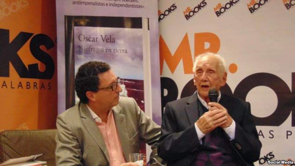 Óscar Vela (izquierda), autor de la obra “Náufragos en tierra”, Alfaguara, 2017, junto al protagonista de la misma, el cubano César Gómez Hernández.