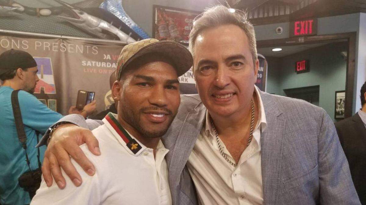 YURIORKIS GAMBOA junto a su manager Jesse Rodríguez en Miami.