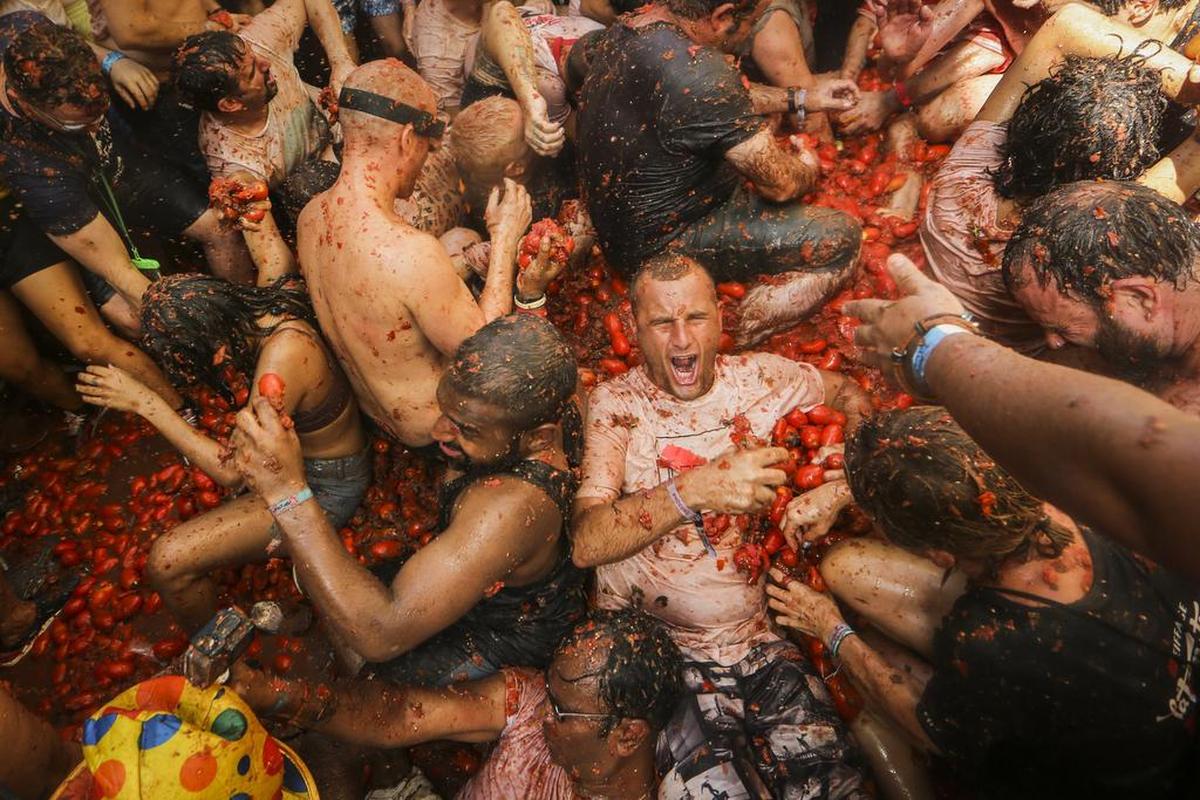 Juerguistas se tiran tomates unos a otros durante la fiesta anual "Tomatina", una pelea de tomates en el pueblo de Buñol, cerca de Valencia, España, el miércoles 31 de agosto de 2022.(Foto AP/Alberto Saiz)
