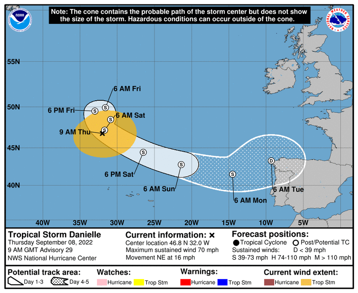 El NHC dijo que el huracán Danielle se debilitó a tormenta tropical .
