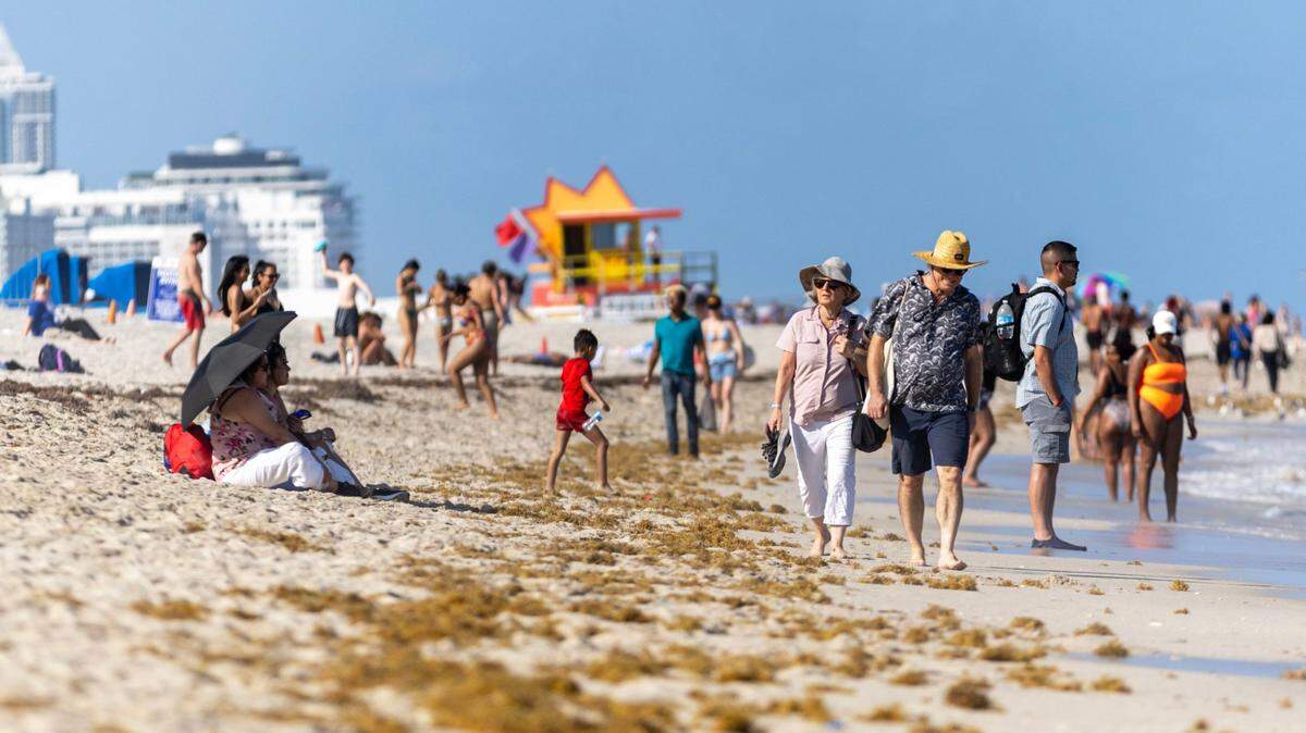 Personas en la playa durante las vacaciones de primavera de 2024 en Miami Beach, Florida, el viernes 15 de marzo de 2024.