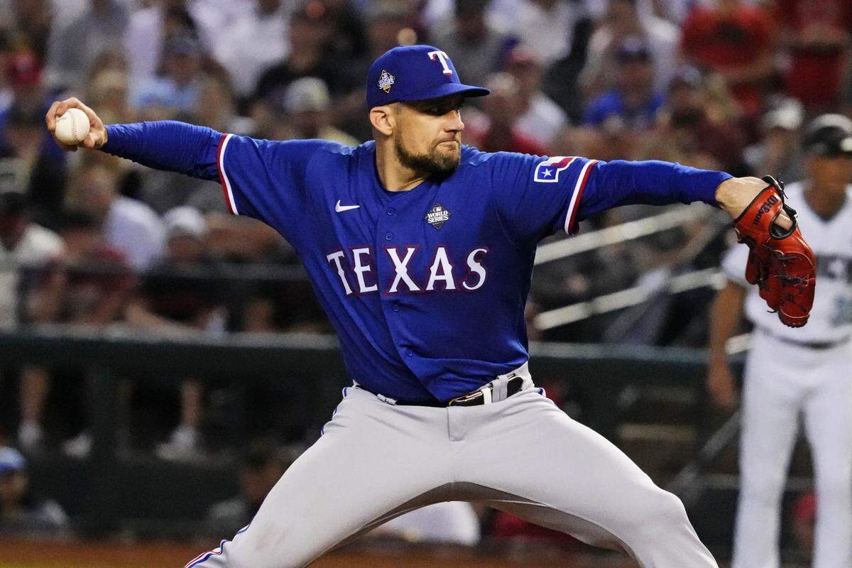 El abridor de los Rangers de Texas Nathan Eovaldi lanza en el cuarto inning ante los Diamondbacks, en el quinto partido de la Serie Mundial celebrado el 1ro de noviembre de 2023 en Phoenix, Arizona.