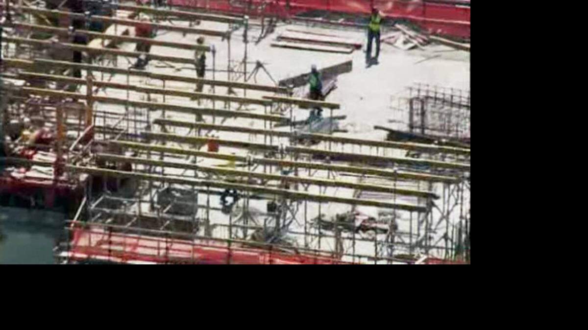 Una viga de apoyo que estaba siendo subida se soltó y cayó en el lugar donde se construye el Brickell City Centre, lesionando a dos trabajadores.