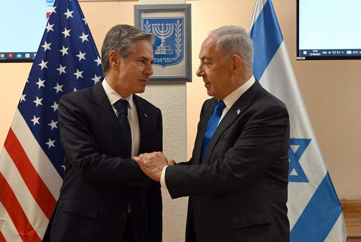 El primer ministro de Israel Benjamin Netanyahu (der.) se reúne con el secretario de Estado de Estados Unidos, Antony Blinken, el 12 de oxctubre de 2023 dn Tel Aviv.