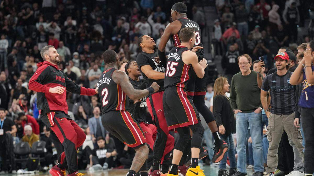 Los jugadores del Miami Heat celebran después de que el pívot Bam Adebayo (13) anotara la canasta ganadora al final del partido para derrotar a los San Antonio Spurs en el Frost Bank Center, el 1 de febrero de 2025; San Antonio, Texas.