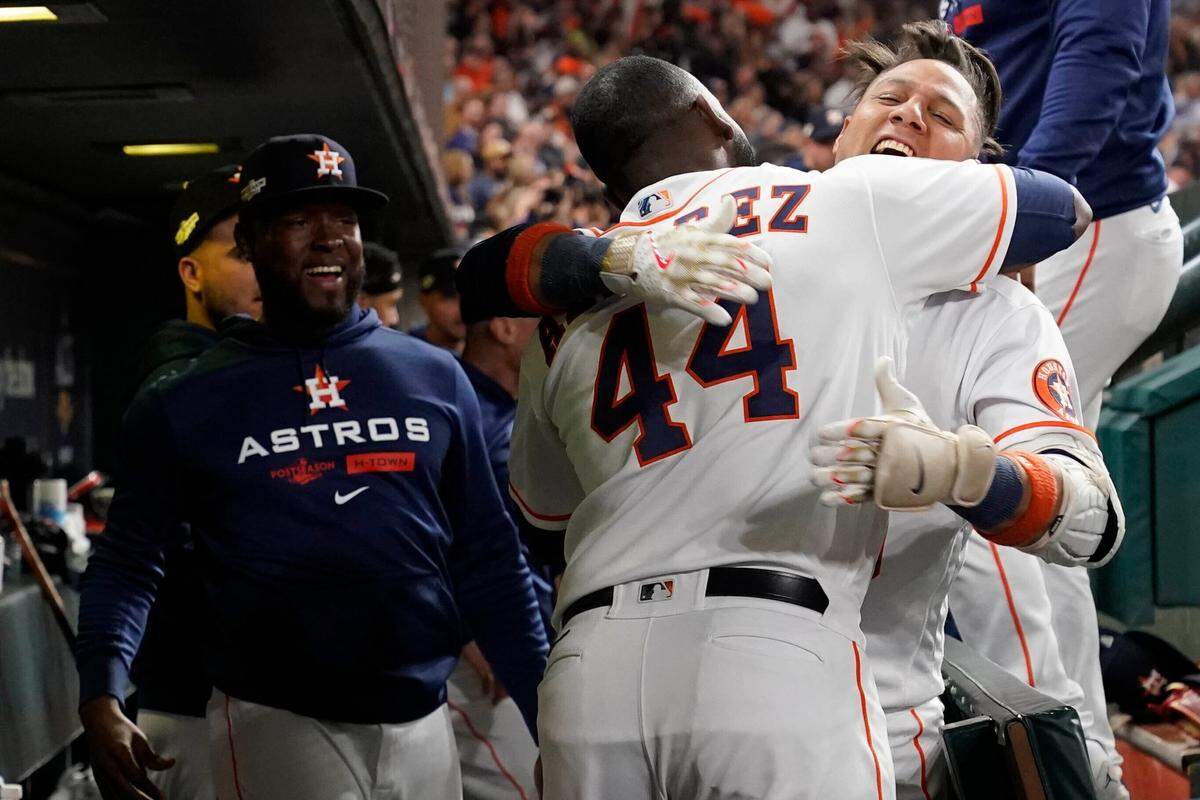 El primera base de los Astros Yuli Gurriel se abraza con su compañero de equipo Yordan Álvarez tras pegar un jonrón en el sexto inning ante los Yankees de Nueva York, en el primer partido de la Serie de Campeonato de la Liga Americana, celebrado el 19 de octubre de 2022 en Houston.