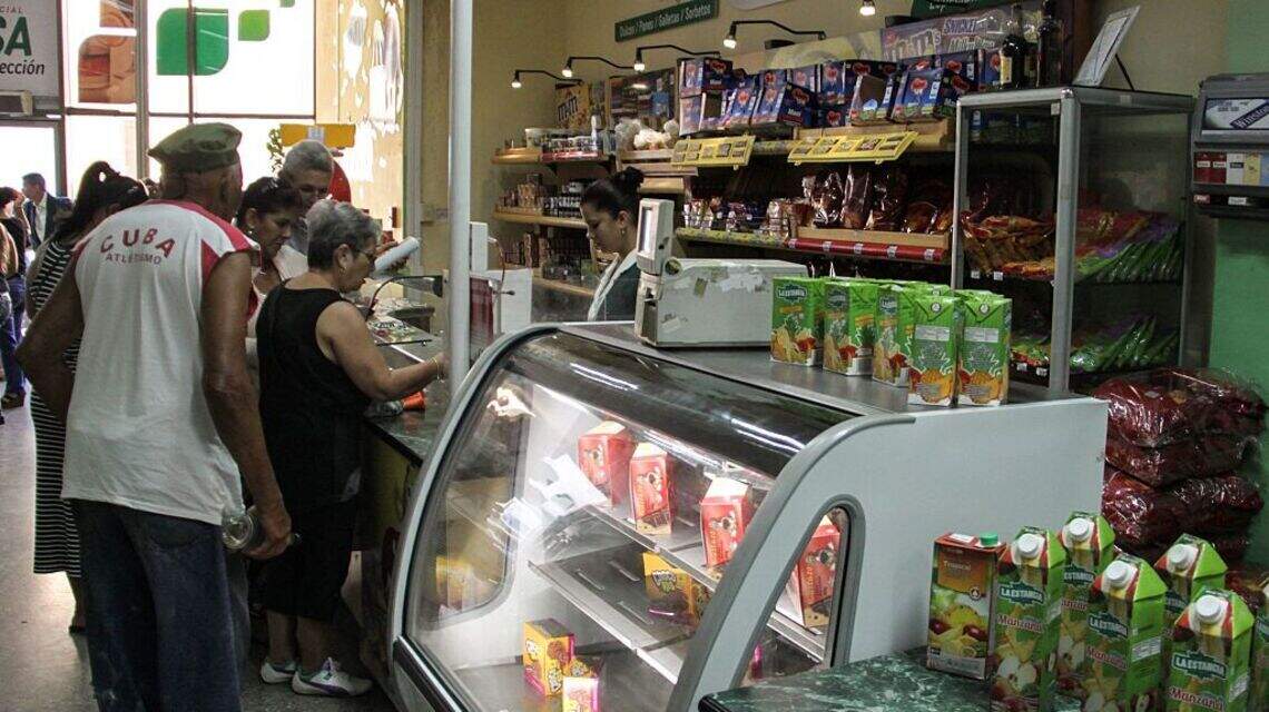 Entre apagones y escasez, Cuba devuelve a las tiendas la histórica Guayabita del Pinar