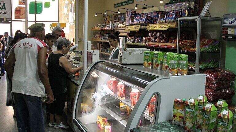 Entre apagones y escasez, Cuba devuelve a las tiendas la histórica Guayabita del Pinar
