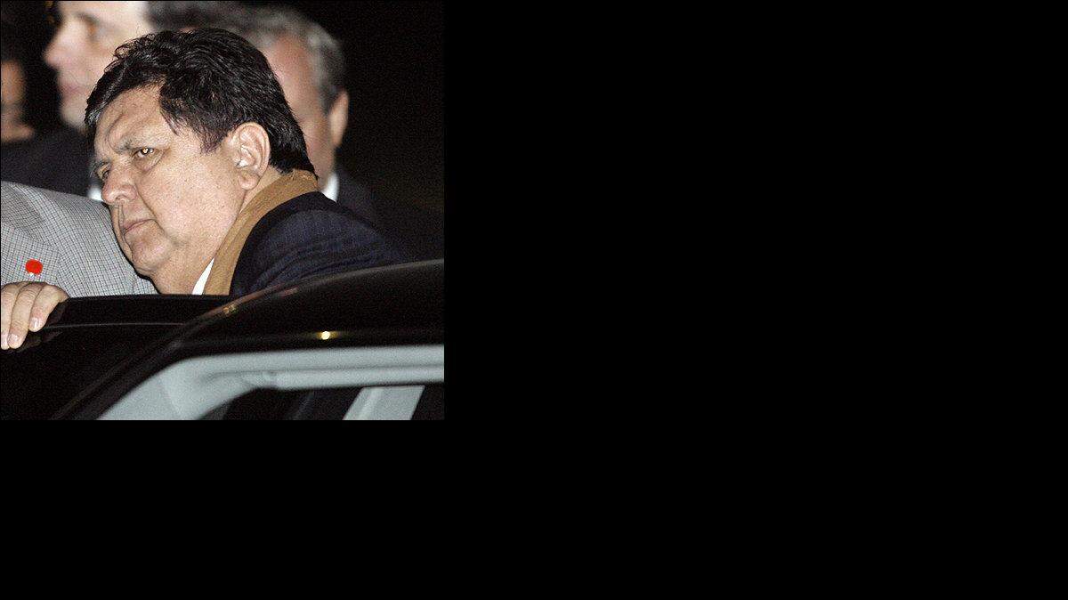 El presidente de Perú, Alan García, a su llegada el pasado 27 de agosto de 2009, al aeropuerto de la ciudad argentina de Bariloche donde este viernes participará en la Cumbre de la Unión de Naciones Suramericanas (Unasur) junto al resto de los mandatarios del Cono Sur.