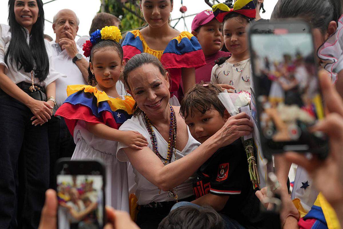 La líder opositora venezolana María Corina Machado posa con seguidores mientras se dirige a la diáspora venezolana durante un mitin en la Ciudad de Panamá, el sábado 23 de mayo de 2026.
