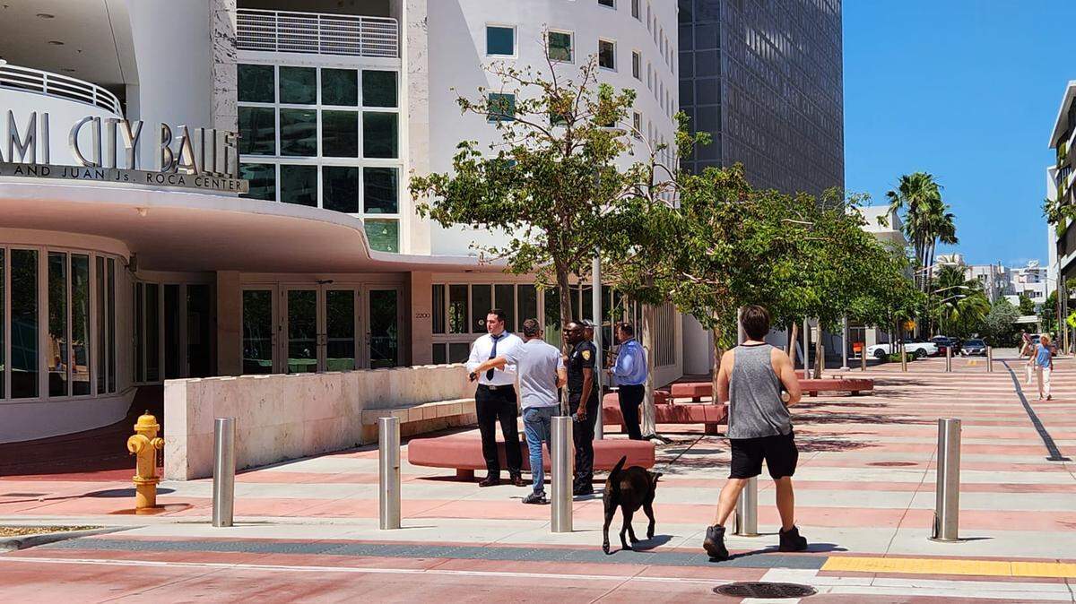 La zona cerca de donde hallaron a una mujer muerta este 23 de abril de 2024 en Miami Beach.