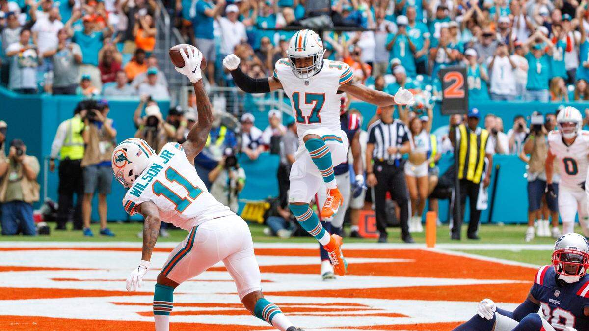 El wide receiver de los Dolphins Cedrick Wilson Jr. (11) celebra con su compañero de equipo Jaylen Waddle (17) tras anotar un touchdown en el partido contra los Patriots de New England, celebrado el 29 de octubre de 2023 en el Hard Rock Stadium en Miami Gardens, Florida.