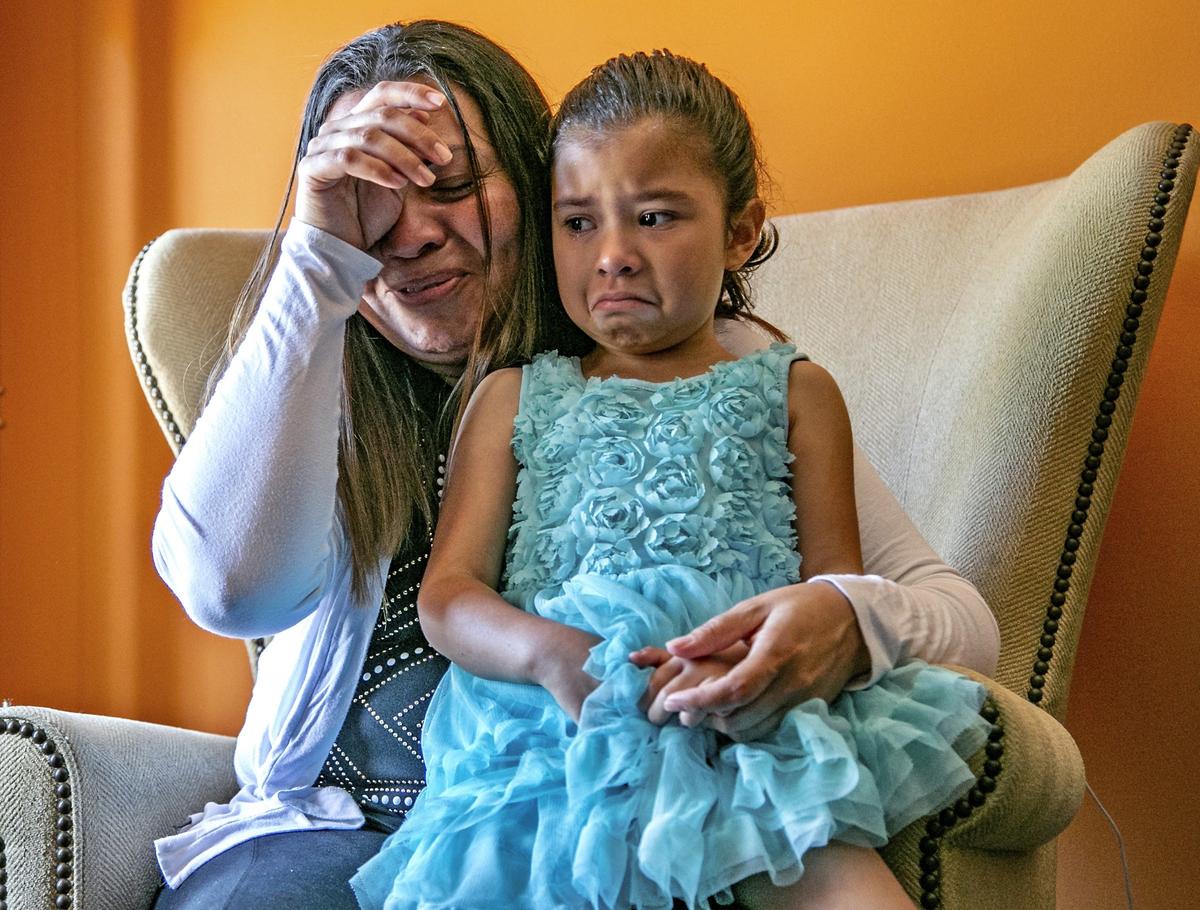 Lili Montalván, de El Salvador, y su hija Roxana Gozzer, de 5 años, en su casa de Fort Lauderdale el 11 de abril de 2019. El esposo de Lili, Walter Gozzer, fue deportado el 21 de marzo a Perú, su país de origen, después de vivir en Estados Unidos más de 30 años.