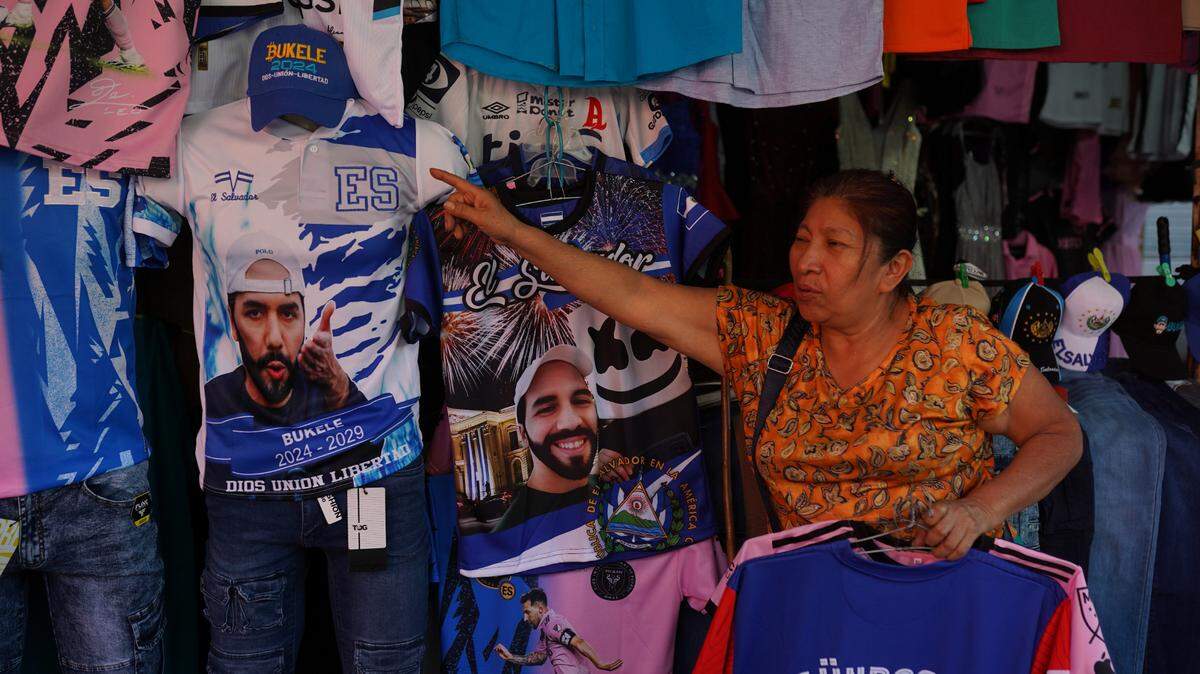 Una mujer vende camisetas con la imagen del presidente Nayib Bukele en San Salvador, el sábado 3 de febrero de 2024.