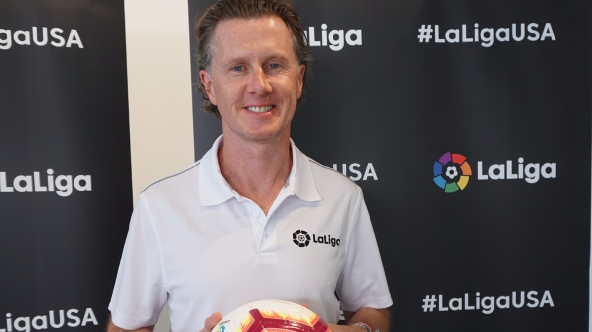 Steve McManaman, quien fuera jugador del Real Madrid, posa en el Centro Cultural Español en Miami previo al encuentro de su exequipo y el Manchester United.