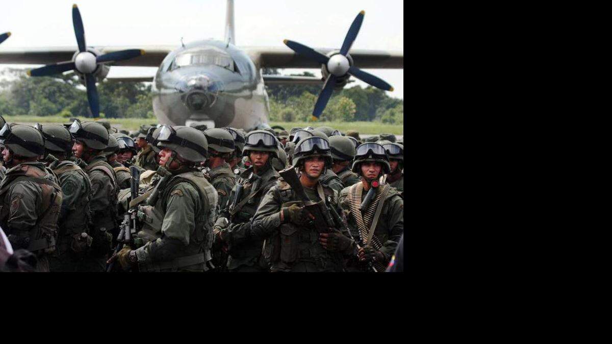 Tropas de las fuerzas especiales venezolanas desembarcan de un aviónen La Fría, estado de Táchira, Venezuela, cerca de la frontera entre Venezuela y Colombia el 1ero de septiembre de 2015.
