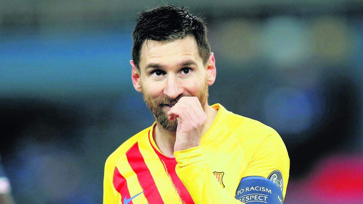 El delantero del Barcelona Lionel Messi tras fallar un penal en el partido contra Paris Saint-Germain en los octavos de final de la Liga de Campeones, el miércoles 10 de marzo de 2021, en París.