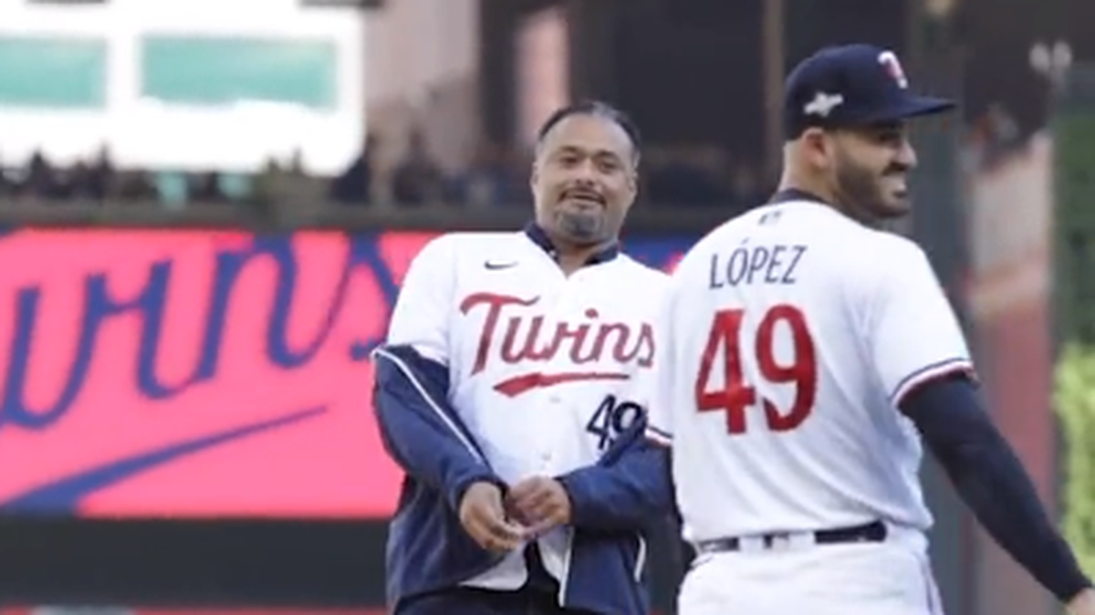 Johan Santana se quita la chaqueta para mostrar que portaba un jersey con el número 49 de Pablo López antes del inicio del tercer juego de la Serie Divisional de la Liga Americana ante los Astros de Houston, celebrado el 10 de octubre de 2023 en Minneápolis, Minnesota.