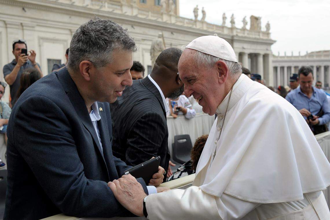 El director de cine Evgeny Afineevsky junto al Papa Francisco.