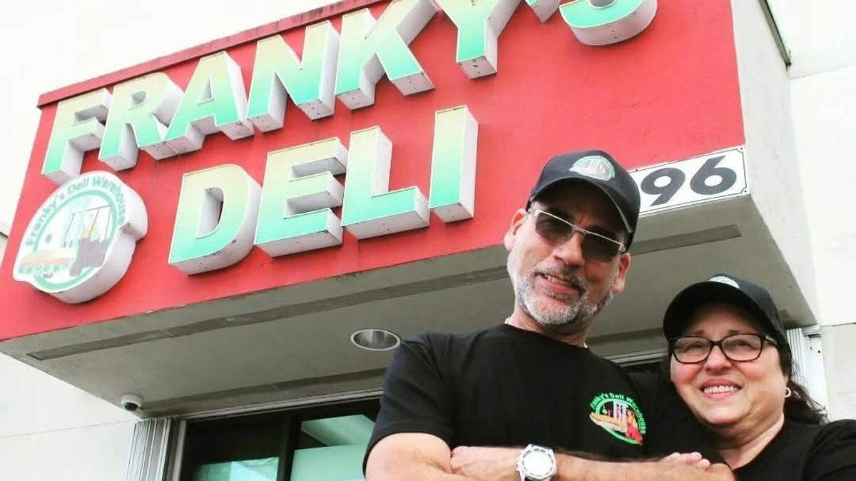 Franky y Nanette Díaz frente a Franky’s Deli Warehouse, que acaba de ser nombrada la mejor tienda de sándwiches en los EEUU.