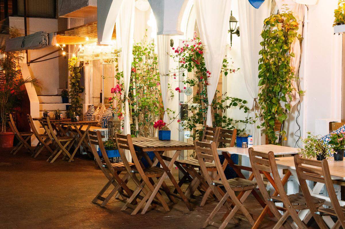 Meraki Greek Bistro, en Downtown Miami, un menú romántico o el regular de auténtica cocina griega en su seductor patio al aire libre.