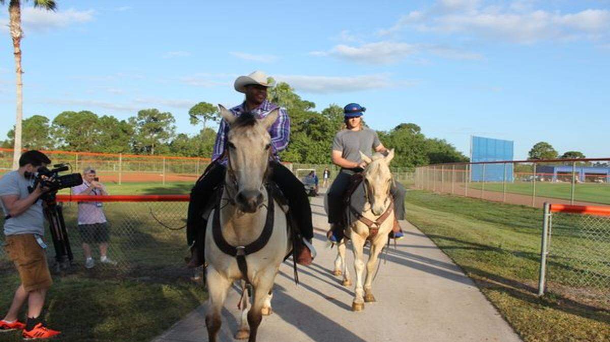 Yoenis Céspedes (izq.) y el lanzador Noah Syndergaard a su llegada este martes llegan a la instalación de los Mets en Port St. Lucie, Florida.