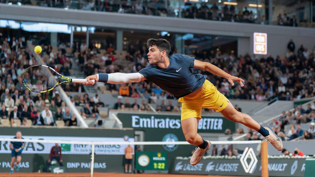 Carlos Alcaraz se clasificó este miércoles a tercera ronda en Roland Garros tras vencer 6-3, 6-4, 2-6 y 6-2 al neerlandés Jesper De Jong.