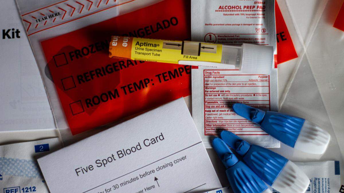los tests caseros para ETS en el mercado requieren que los pacientes tomen sus propias muestras, las pongan en un sobre y las envíen a los laboratorios para su análisis.