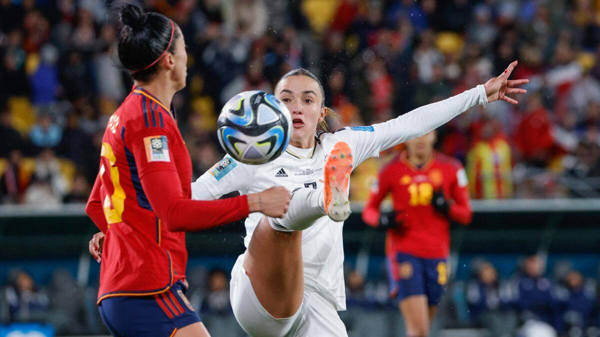 La jugadora de Costa Rica Melissa Herrera (der.) trata de controlar la pelota en el partido contra España en la Copa Mundial femenina de fútbol, celebrado el 21 de julio de 2023 en Wellington, Nueva Zelanda.