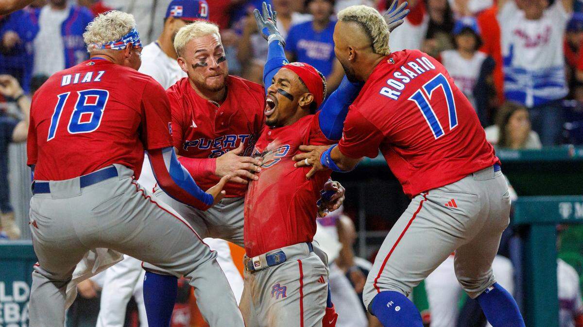 El torpedero de Puerto Rico Francisco Lindor (12) celebra tras anotar una carrera en el cuarto inning del partido ante República Dominicana en el Clásico Mundial de Béisbol, celebrado el 15 de marzo de 2023 en Miami.