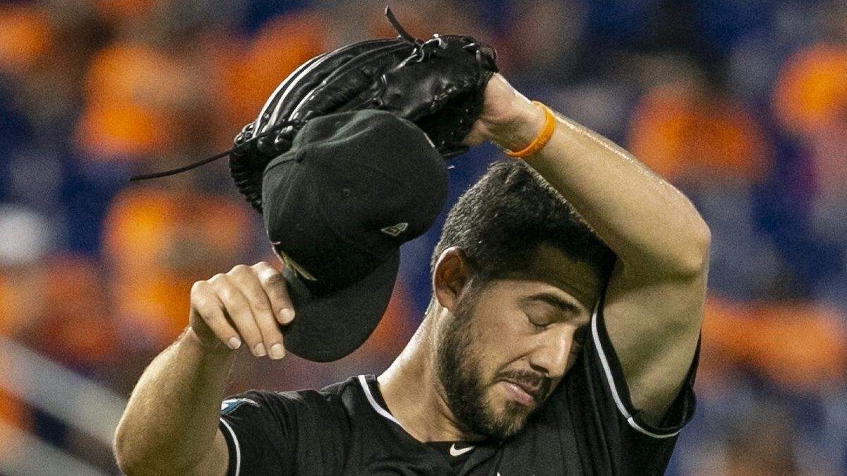 KYLE BARRACLOUGH lanza en la novena entrada contra los Filis el 14 de julio del 2018.
