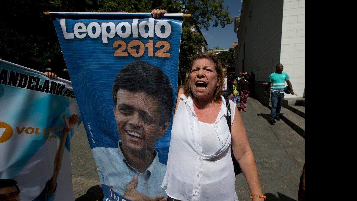 Una mujer grita "Libertad para Leopoldo" el viernes 4 de septiembre frente a un tribunal en Caracas, donde el líder opositor Leopoldo López está siendo enjuiciado. La jueza del caso pospuso la sentencia hasta el 10 de septiembre. 