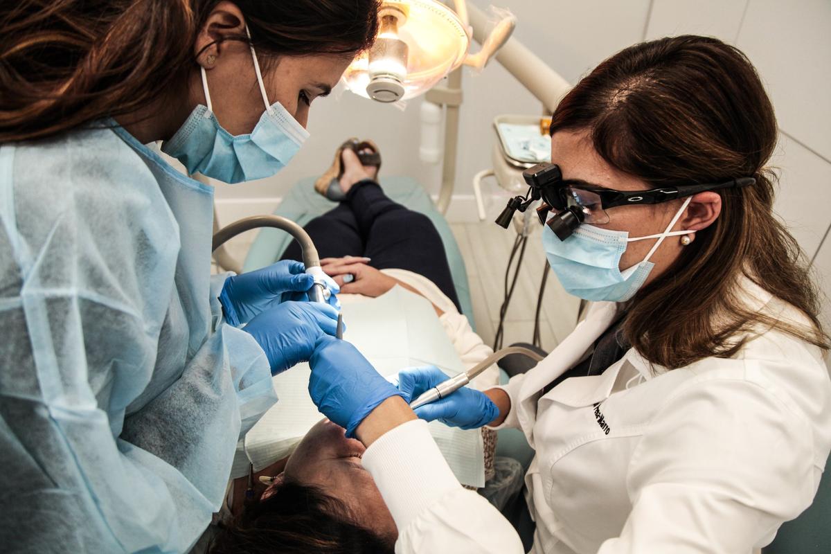 La doctora Mileidis Pena Marro (der.). en su consulta en el suroeste de Miami, Truedent Family Dentistry.