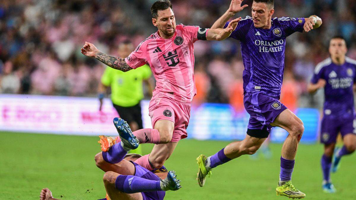 El delantero argentino del Inter Miami, el n.º 10 Lionel Messi, disputa el balón ante el defensa sueco del Orlando City, el n.º 6 Robin Jansson, durante un partido de fútbol de la temporada regular de la Major League Soccer (MLS) entre el Inter Miami CF y el Orlando City SC en el NU Stadium de Miami, el 2 de mayo de 2026.