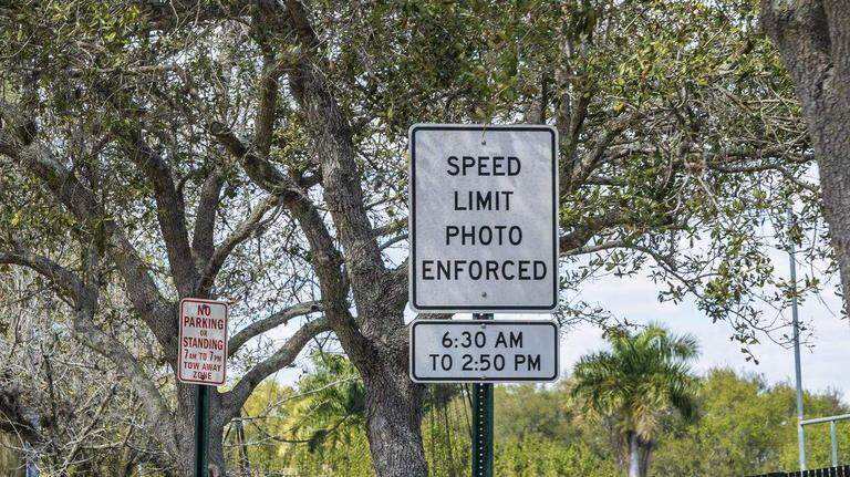 Las cámaras escolares de Miami-Dade ahora emiten muchas más multas por exceso de velocidad que la policía