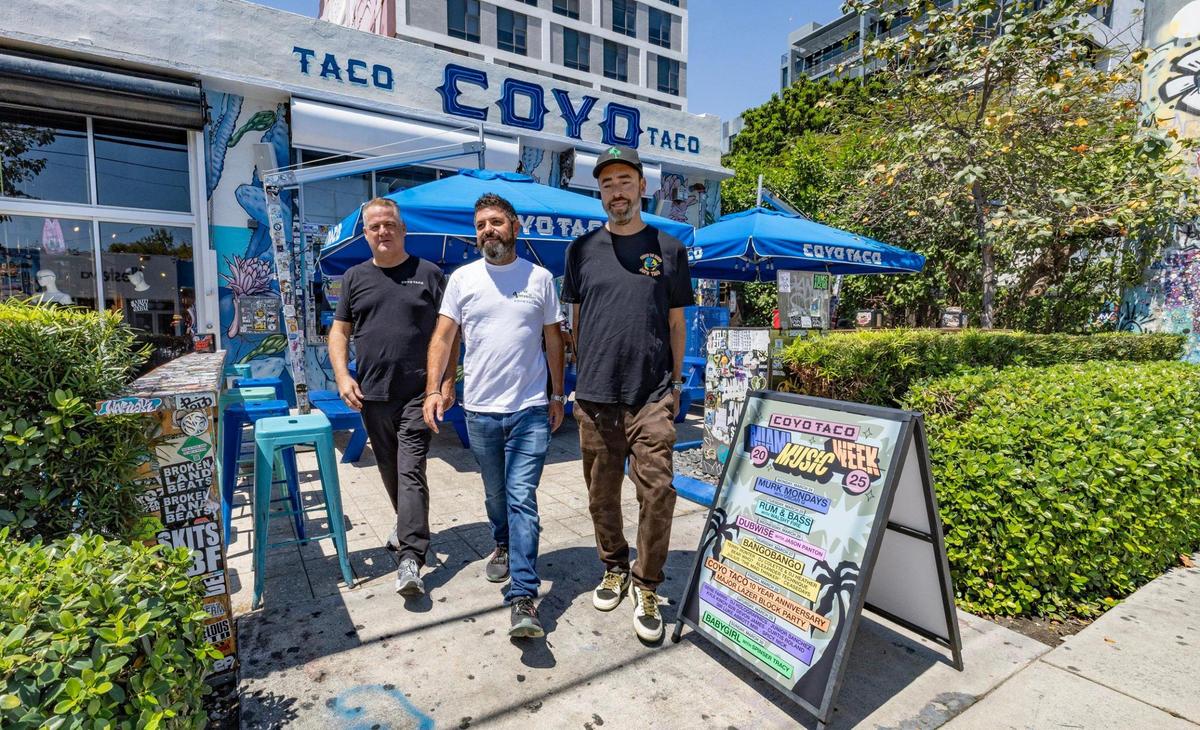 Los cofundadores y propietarios de Coyo Taco, el chef Scott Linquist, Alan Drummond y Sven Vogtland, afuera de Coyo Taco en Wynwood.