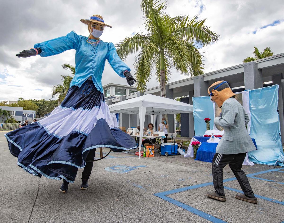 La Gigantona y El Enano Cabezón bailan durante “La Gritería”, evento cultural religioso de pura tradición nicaragüense, una importante actividad a nivel social y comunitario que se celebra cada año en Sweetwater el sábado 04 de diciembre de 2021.