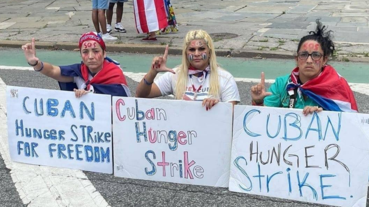 Las activistas cubanas Yamisderky Pelier, Niurka Préstamos y Anisley Pérez (de izq. a der.), que a finales de agosto habían iniciado una huelga de hambre ante la sede de la ONU en Nueva York para denunciar la situación en la isla, pusieron fin a su protesta el domingo por problemas de salud, según informó este lunes una organización que les da apoyo.
