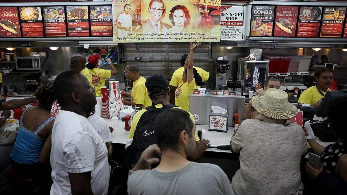 El emblemático restaurante de comida rápida Ben’s Chili Bowl y sus míticos “perros calientes”, uno de los hitos históricos de Washington, cumplieron esta semana 60 años.