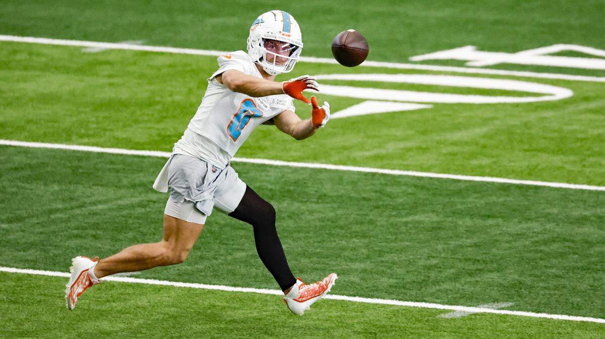 El wide receiver de los Dolphins Braxton Berrios atrapa un pase en una práctica del equipo en el Baptist Health Training Complex en Miami Gardens, Florida, el 11 de octubre de 2023.
