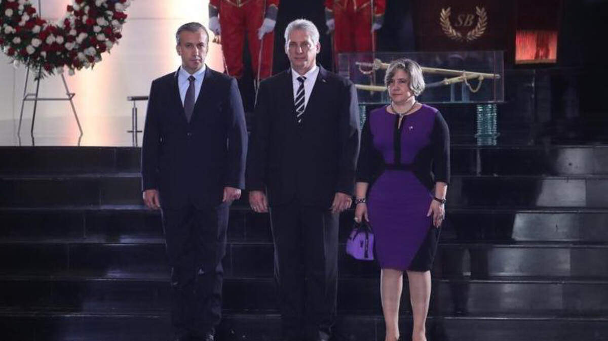 El vicepresidente de Venezuela, Tareck El Aissami (i), recibe al mandatario cubano, Miguel Díaz-Canel (c), y la primera dama cubana, Lis Cuesta (d), el miércoles 30 de mayo de 2018, en el Panteón Nacional Simón Bolívar, en Caracas (Venezuela).