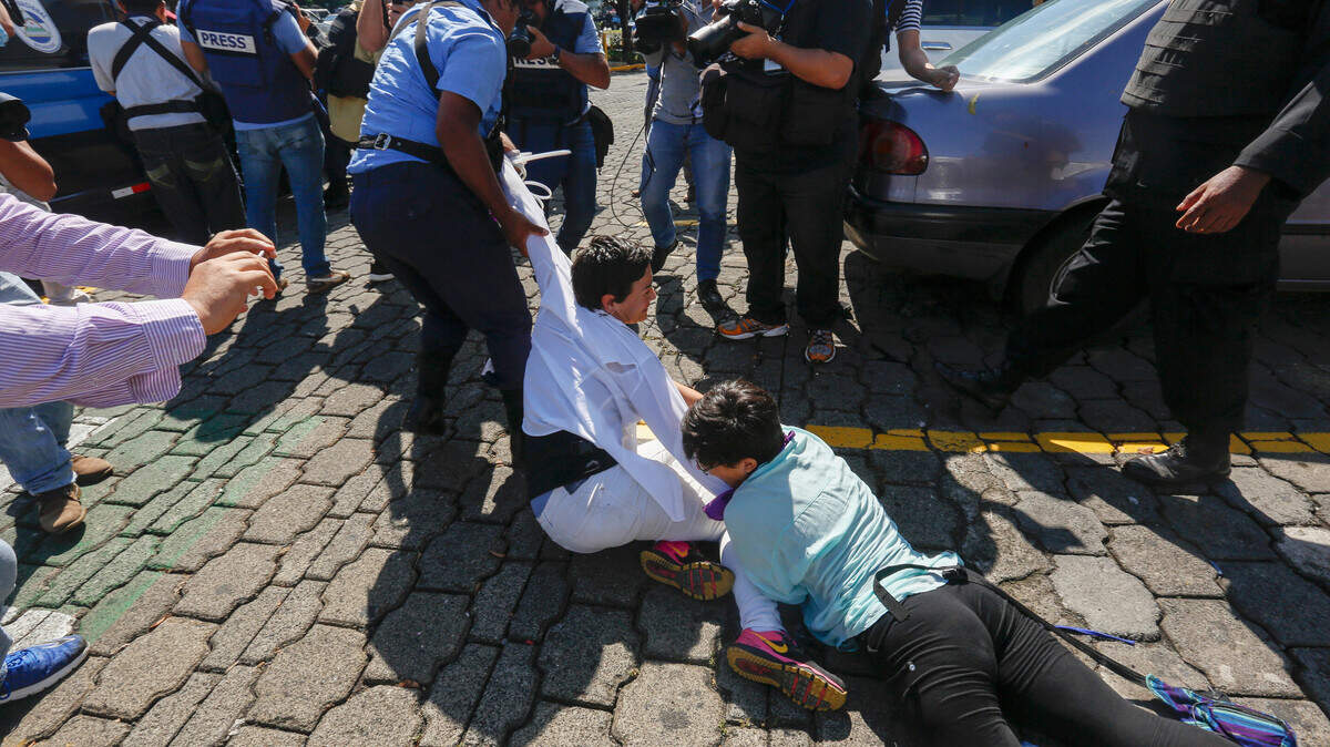 Manifestantes son arrestados violentamente por la Policía durante una protesta en Mangua el 14 de octubre del 2018.
