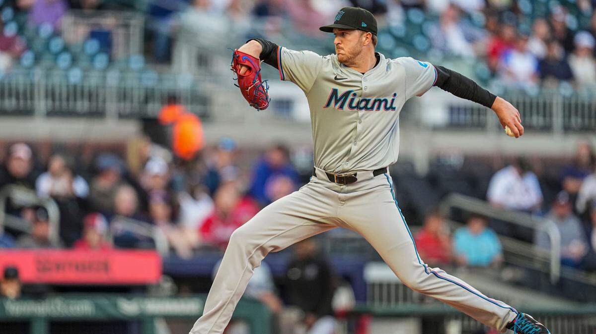 El abridor de los Marlins de Miami Trevor Rogers lanza en el primer inning del partido ante los Bravos, celebrado el 22 de abril de 2024 en Atlanta.