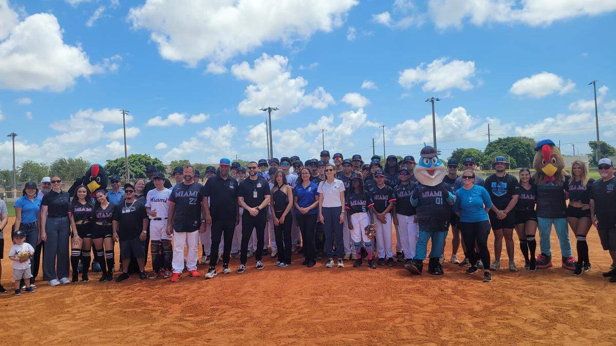 Jornada en Babcock Park en la Ciudad de Hialeah reunió a familias, leyendas del club y jóvenes talentos en torno al deporte rey, como parte de una incoativa nacional de Grandes Ligas que ha sido muy bien acogida por los Marlins