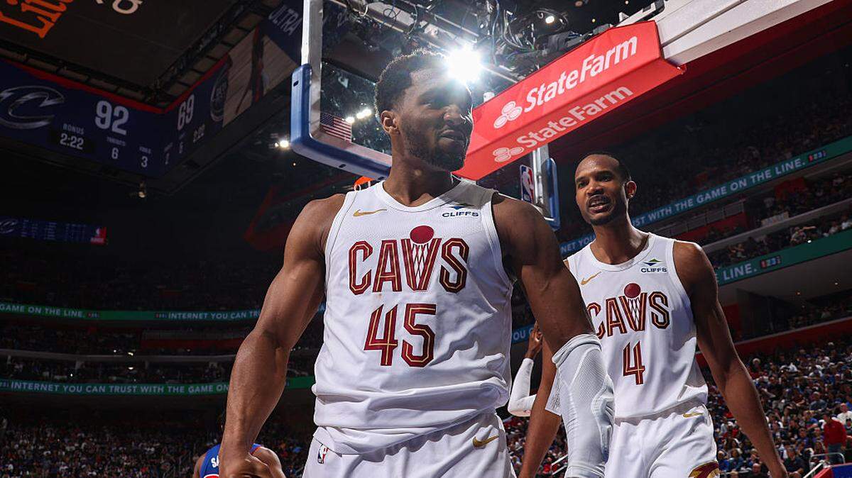 El astro de los Cavaliers de Cleveland Donovan Mitchell (izq.) celebra tras una jugada ante los Pistons, en el 7mo partido de la semifinal de la Conferencia Este, efectuado el 17 de mayo de 2026 en Detroit. 