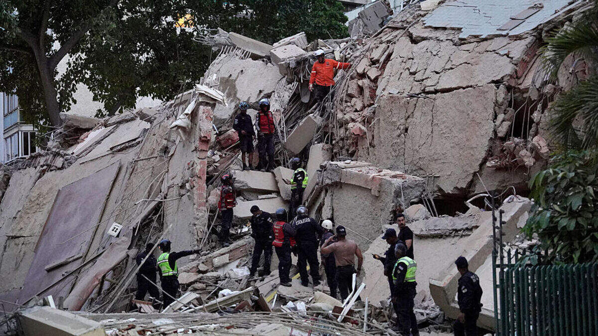 Rescatistas buscan sobrevivientes en un edificio que colapsó tras los terremotos en Caracas, Venezuela, el 24 de junio de 2026.