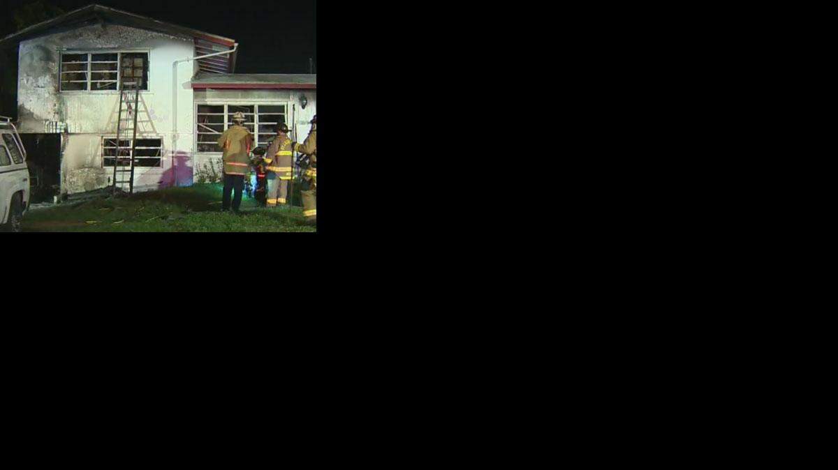 El fuego se inició en una casa de dos pisos y luego se propagó a través de una ventana a la casa de al lado que estaba desocupada. El calor de las llamas provocó que el segundo piso colapsara.